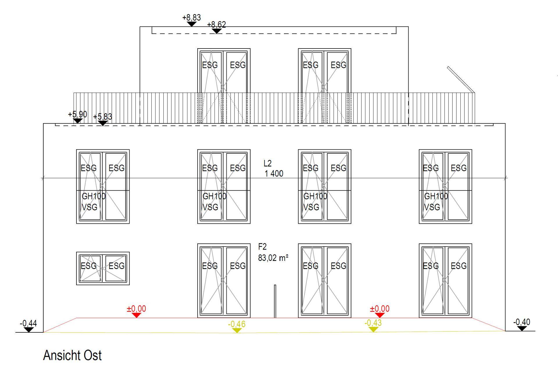 Architektonische Ansicht der Ostseite des Gebäudes mit Fenster- und Türanordnung sowie Dachterrasse.