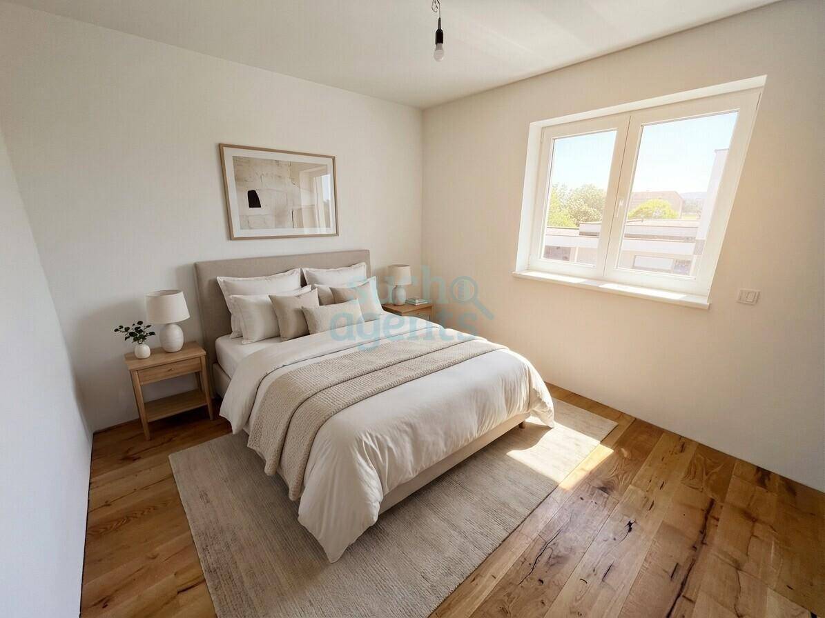 Gemütliches Schlafzimmer mit Holzboden, großem Fenster und modernem Bett.