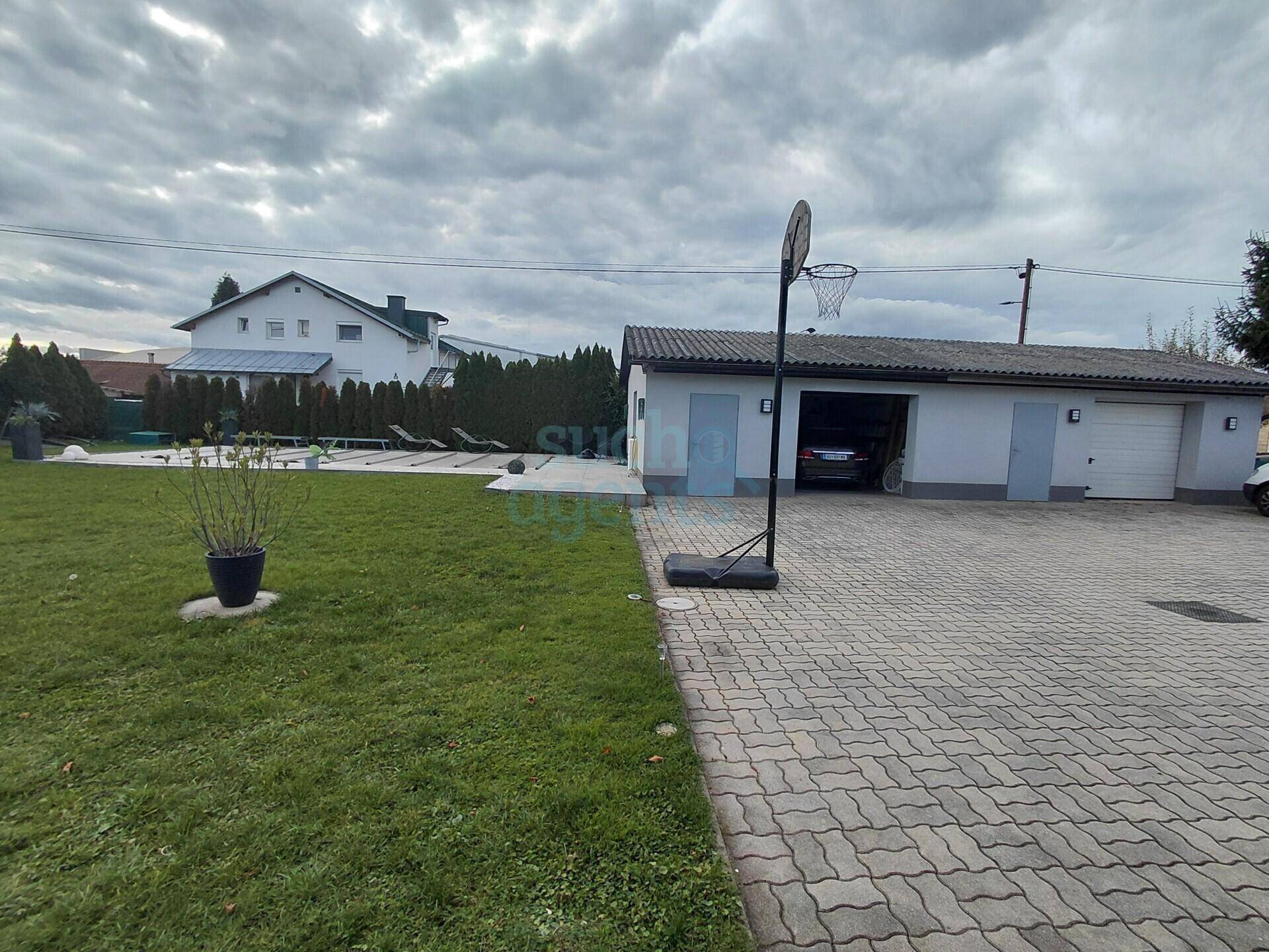 Grundstück mit Bestand, Garagen &amp; Pool – ideal für Neubau oder Aufstockung