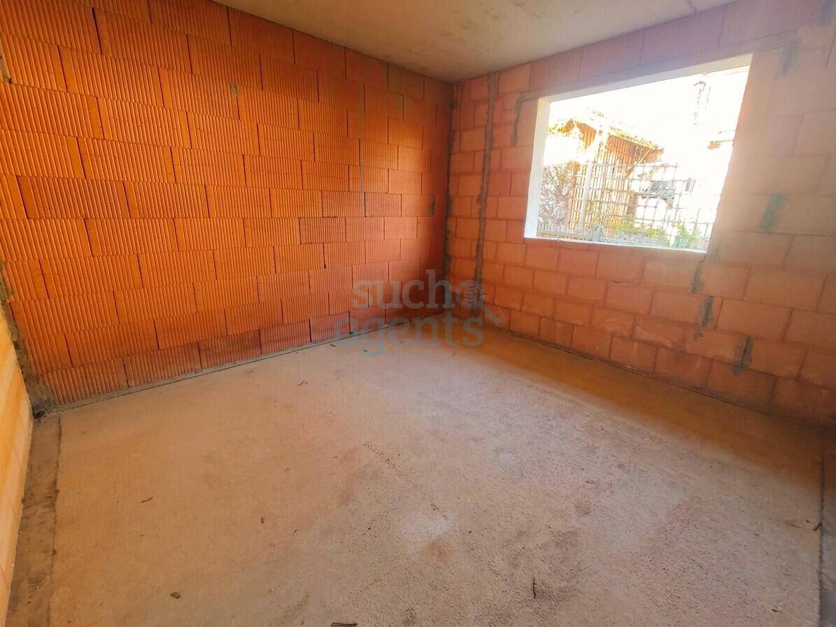 Rohbauzimmer mit Ziegelwänden und Betonboden, bereit für die weitere Gestaltung.