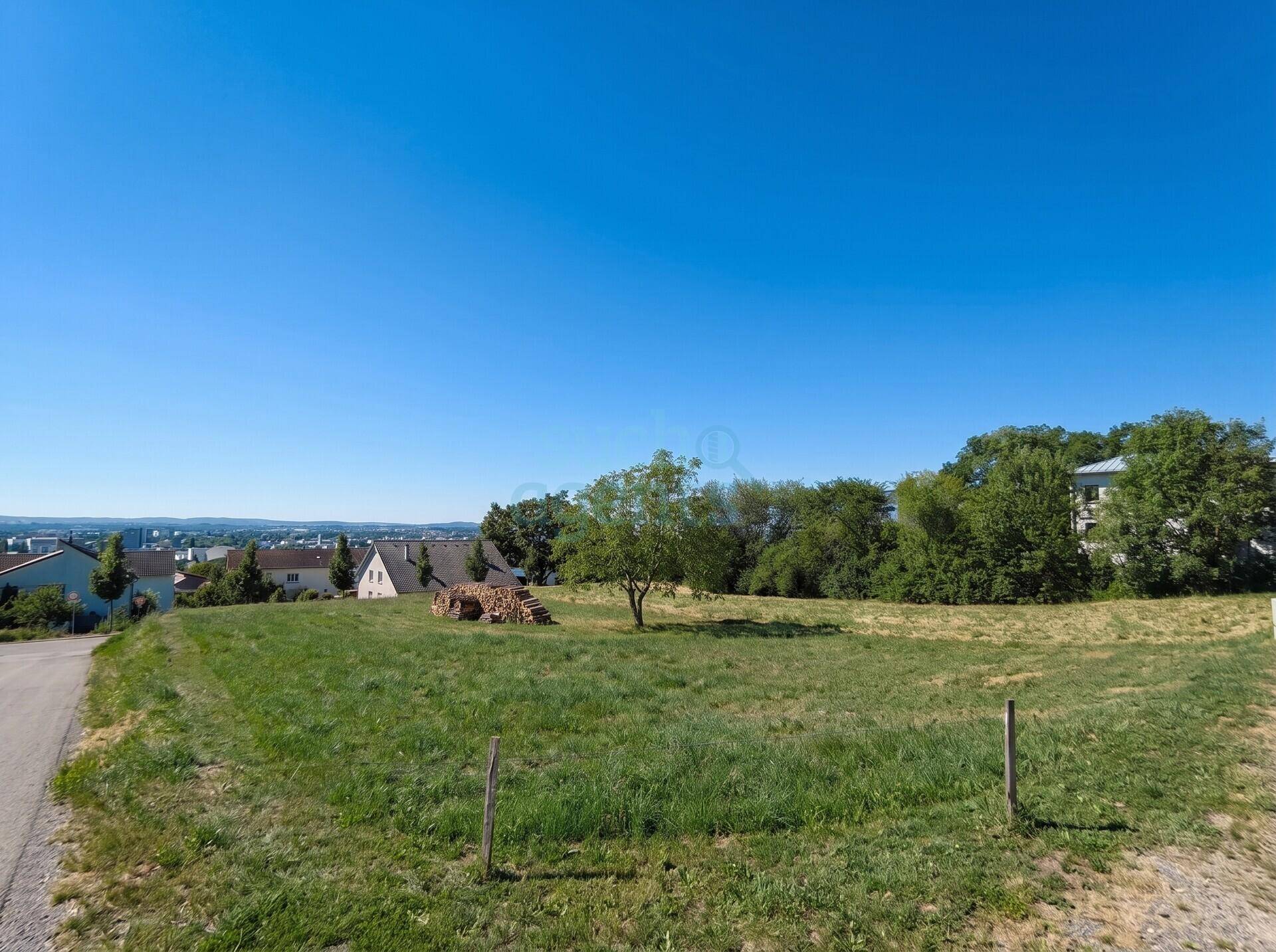 Großes, sonniges Grundstück mit weitem Blick über die Stadt und viel Grünfläche.