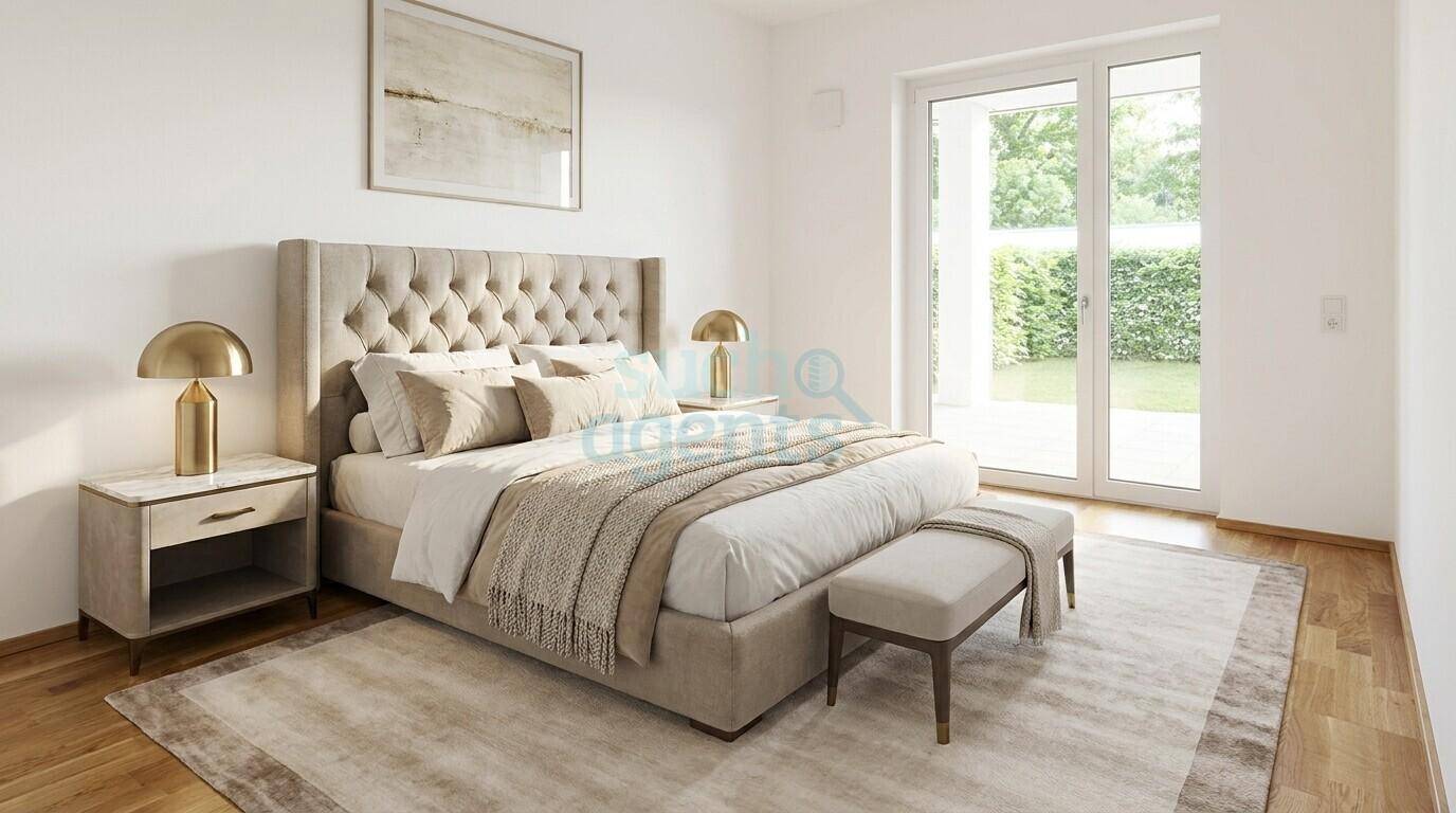 Gemütliches Schlafzimmer mit großem Bett, elegantem Kopfteil und Zugang zum Garten.