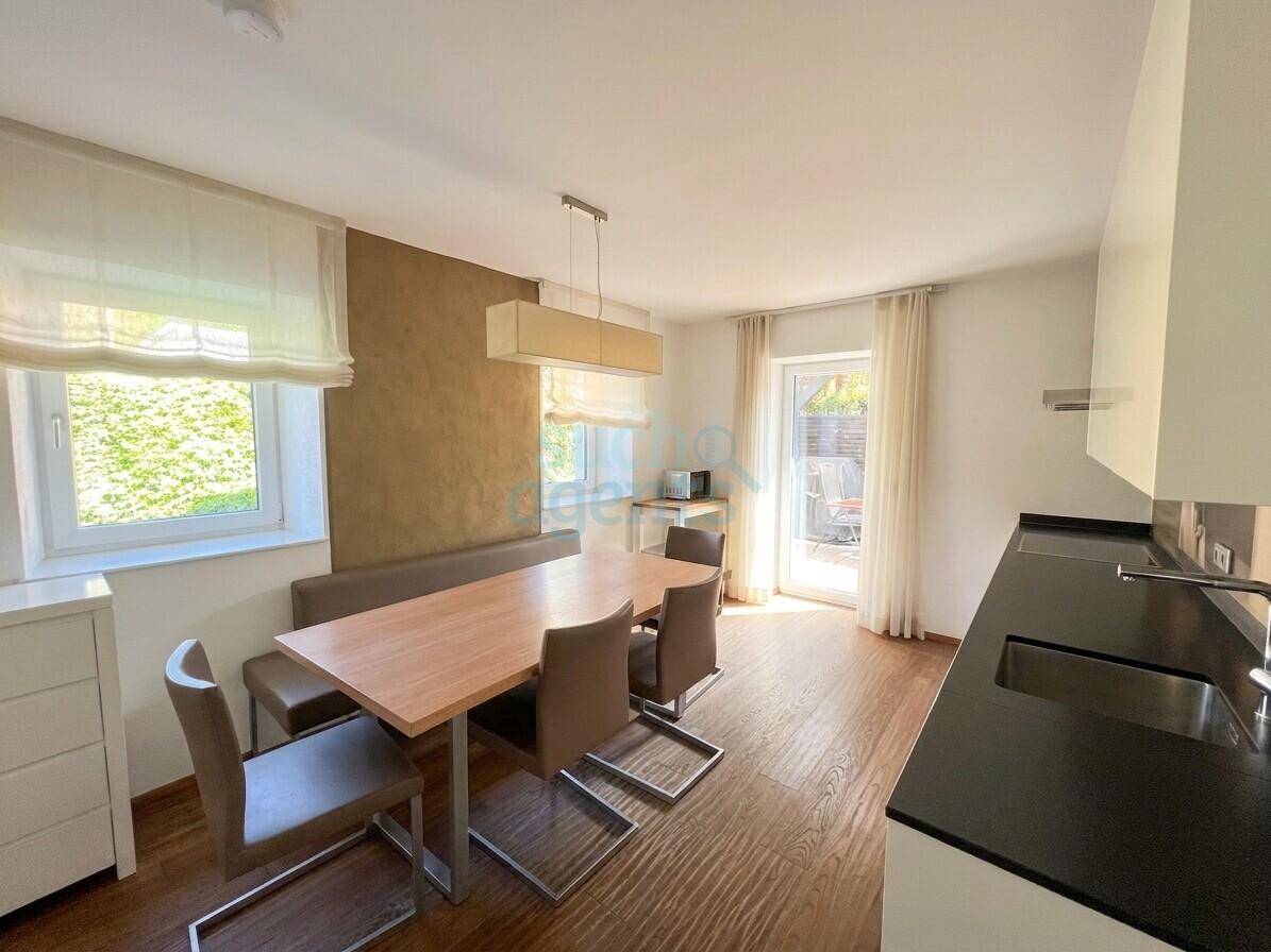 Umfangreich Modernisiertes Familienhaus mit Einliegerwohnung, Pool, Terrasse und Carport - Visning 3