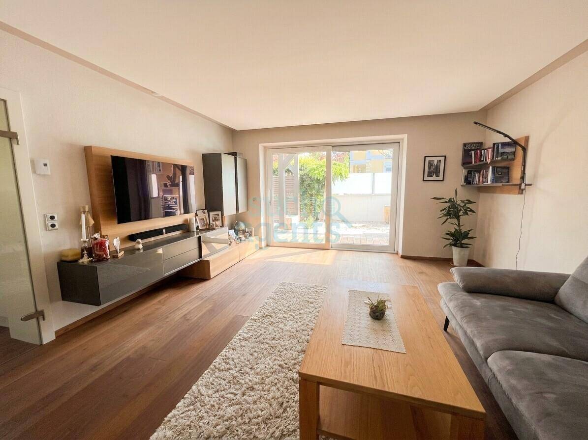 Umfangreich Modernisiertes Familienhaus mit Einliegerwohnung, Pool, Terrasse und Carport - Visning 2