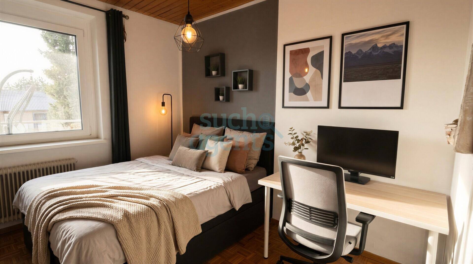 Gemütliches Schlafzimmer mit Holzbalkendecke, Bett und integriertem Arbeitsbereich am Fenster.