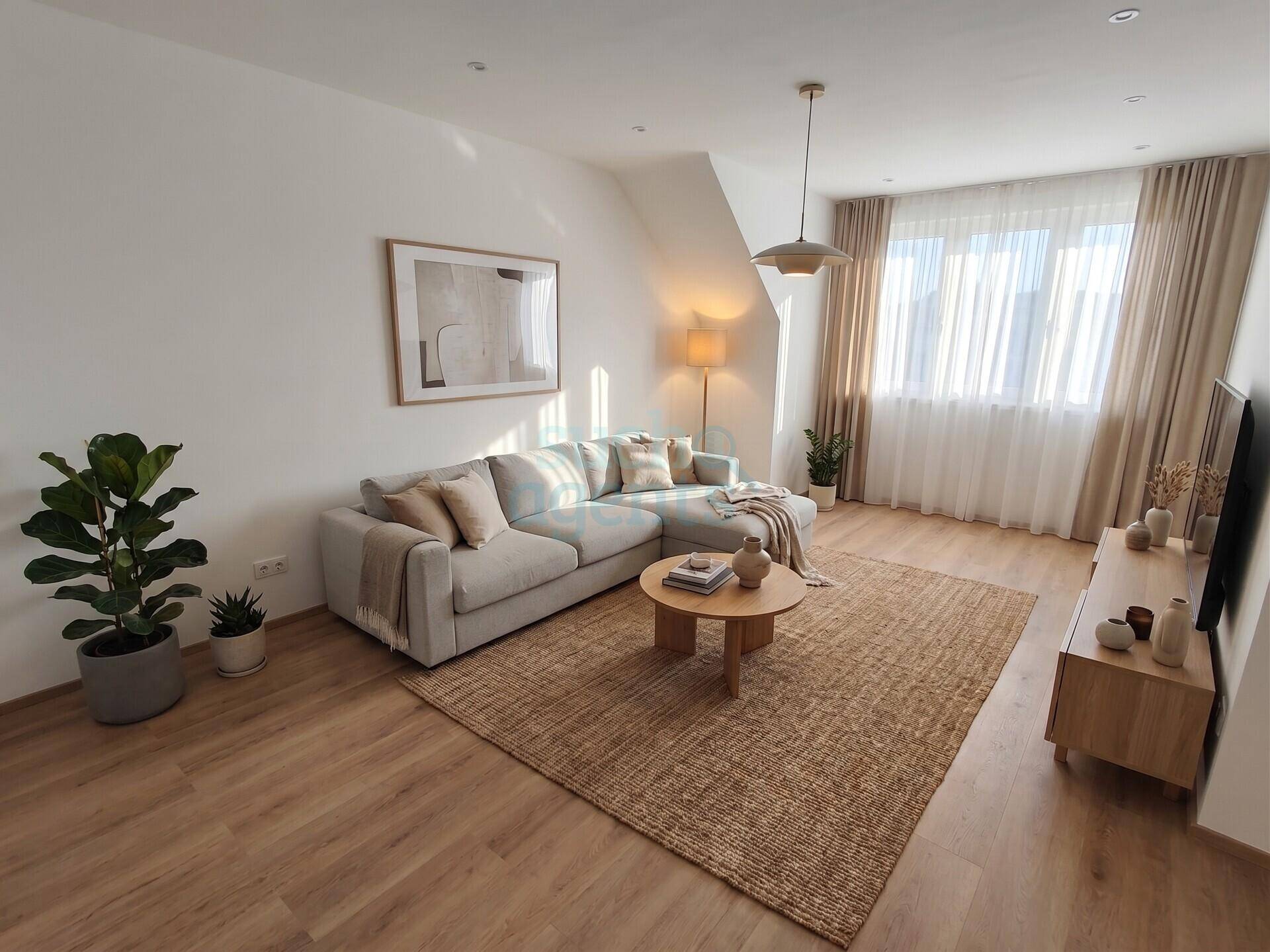 Gemütliches Wohnzimmer mit modernem Sofa, Teppich und hellen Vorhängen vor großen Fenstern.