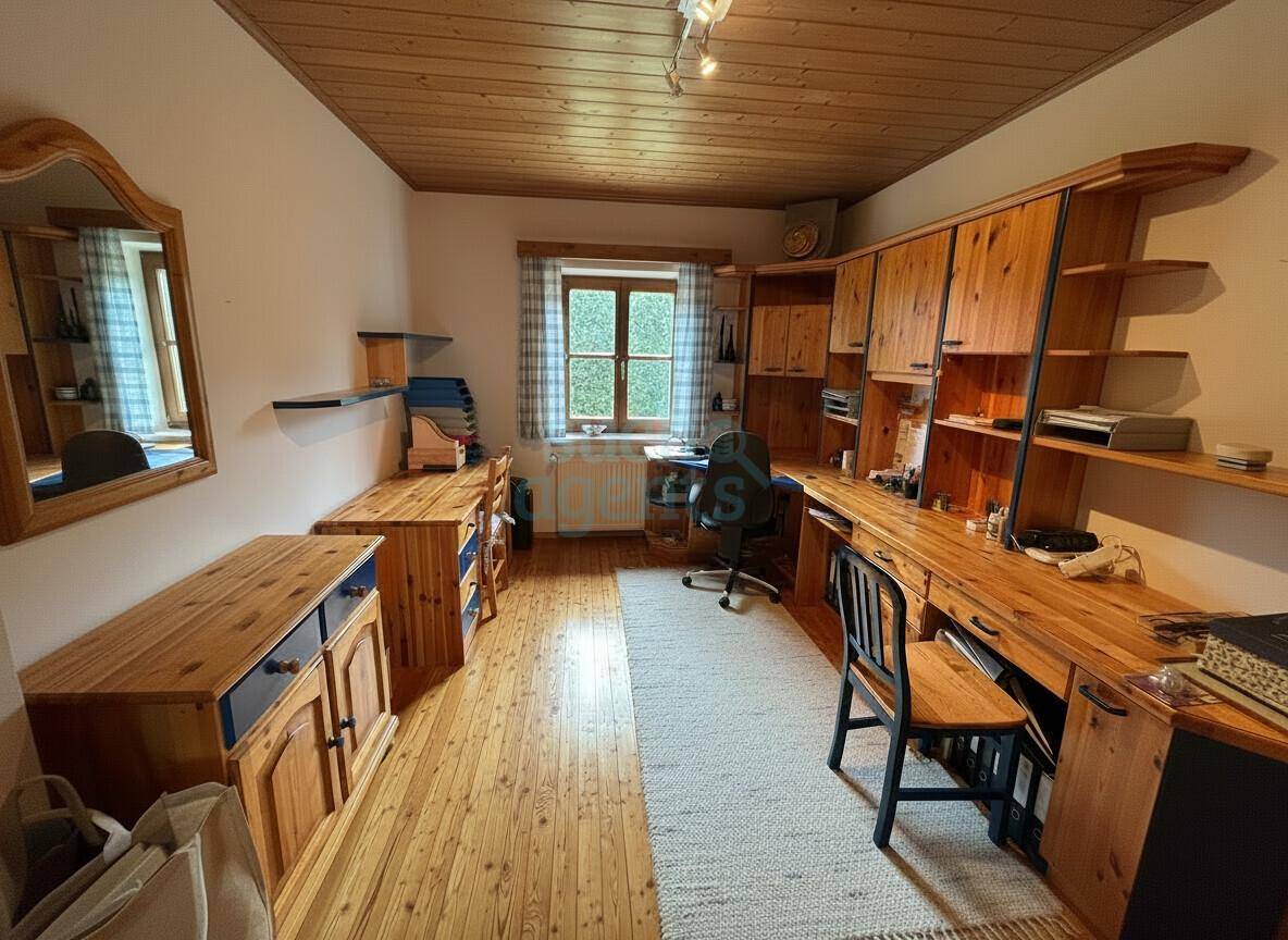 Funktionales Büro mit maßgefertigten Holzmöbeln, Dielenboden und einer Holzdecke, hell durch ein Fenster.