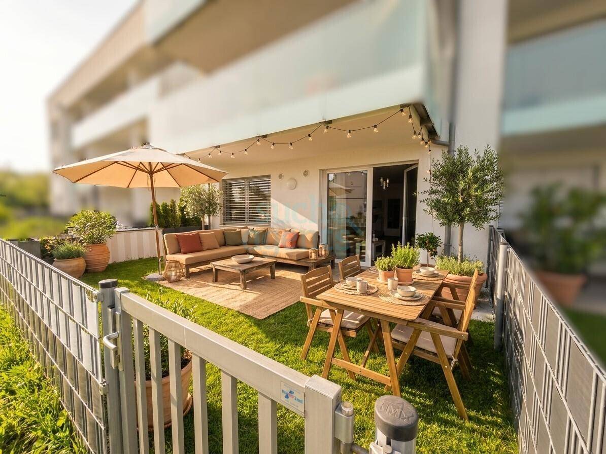 Gemütliche Terrasse mit Essbereich, Lounge-Möbeln und kleinem Gartenbereich.