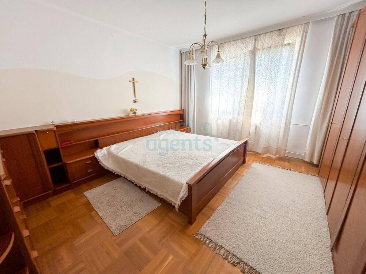 Gemütliches Schlafzimmer mit Holzparkett, großem Bett und Einbauschränken.