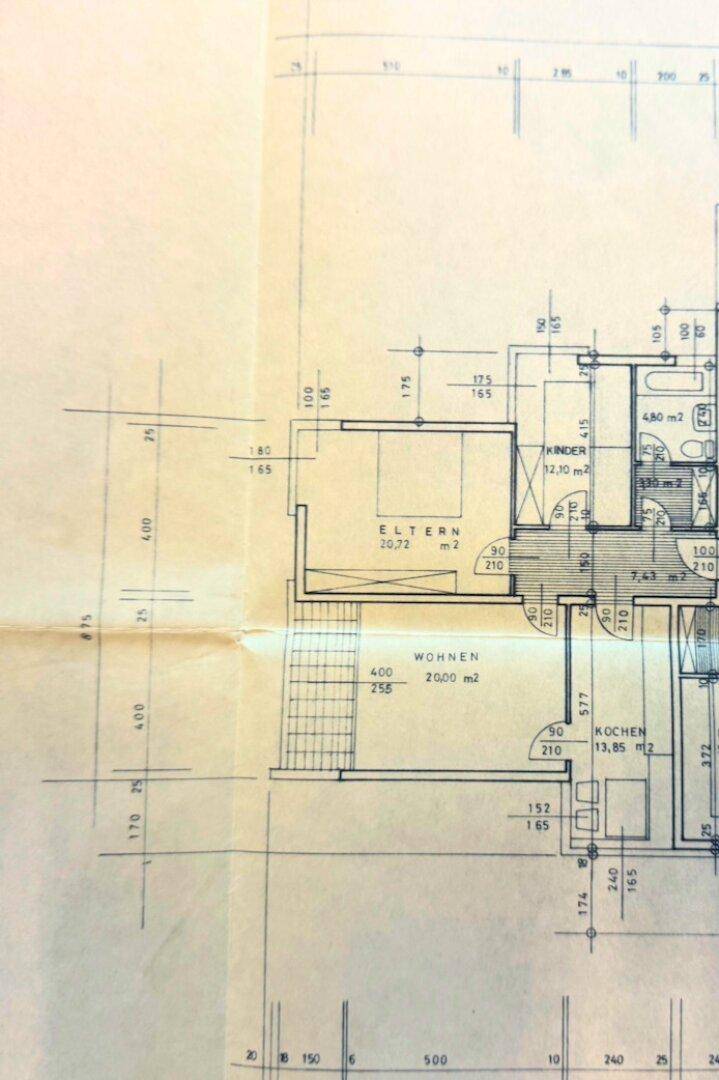Detaillierter Grundrissplan mit Raumaufteilung für Wohnzimmer, Küche und Schlafzimmer.