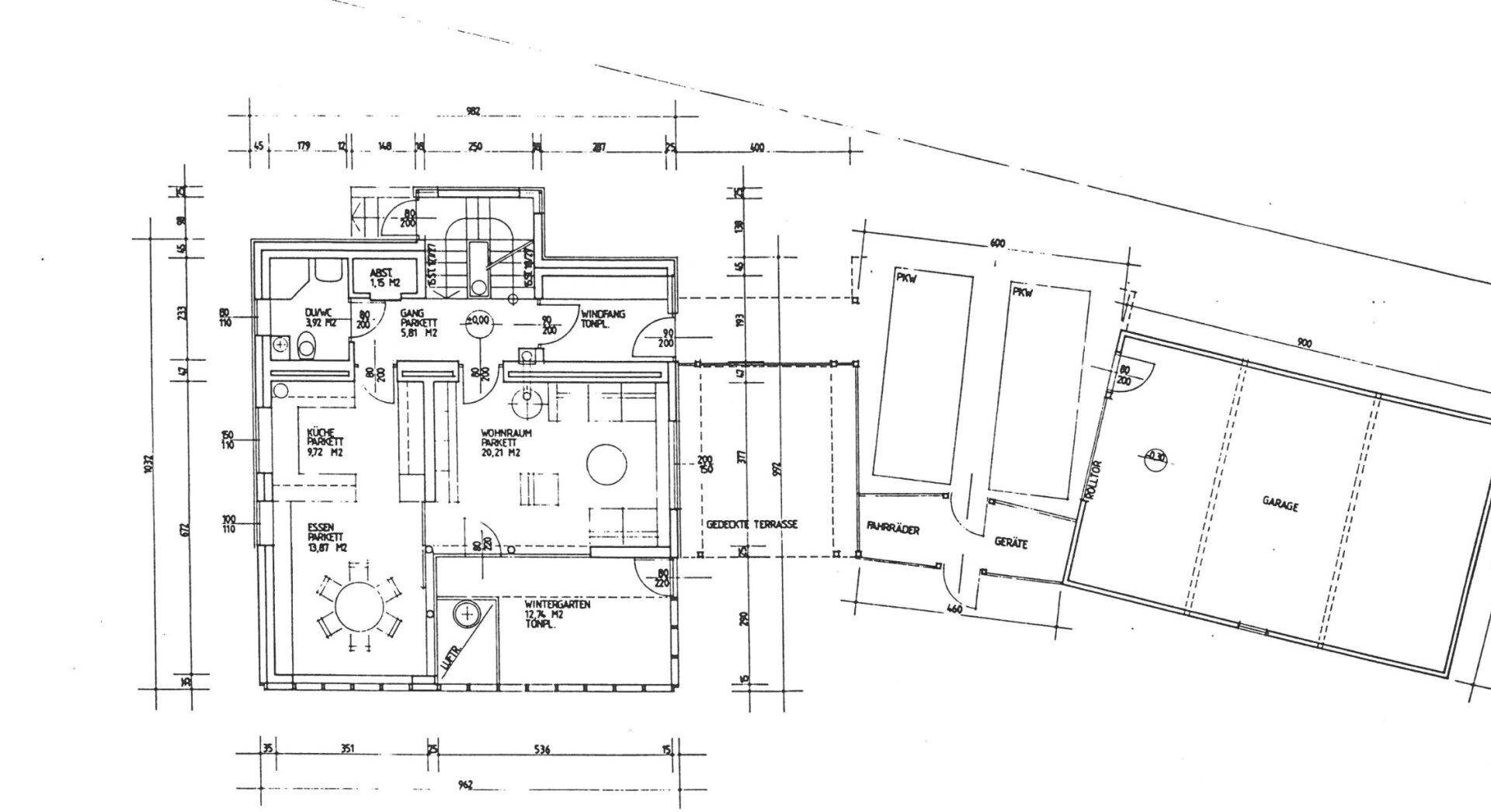 Grundriss des Erdgeschosses mit Wintergarten, offenem Wohnbereich, überdachter Terrasse und separater Garage.