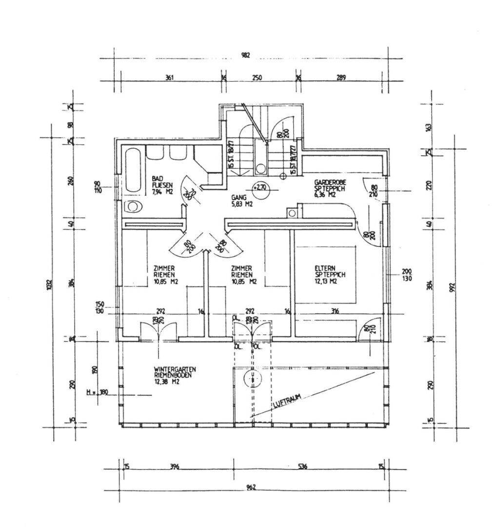 Grundriss des Obergeschosses mit Schlafzimmern, Bad, Ankleide und Luftraum über dem Wintergarten.