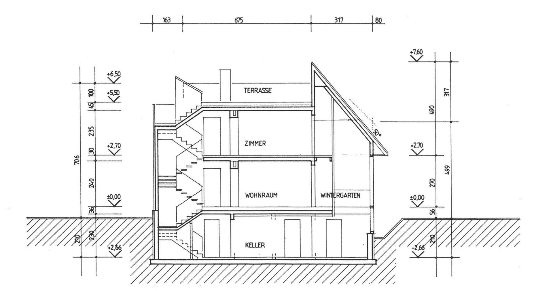 Schnittansicht des Hauses zeigt Keller, Wohnraum, Zimmer und Dachterrasse mit internem Treppenaufgang.