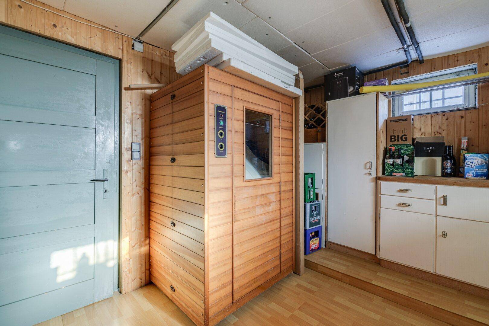 Abstellraum mit integrierter Sauna und Holzverkleidung.