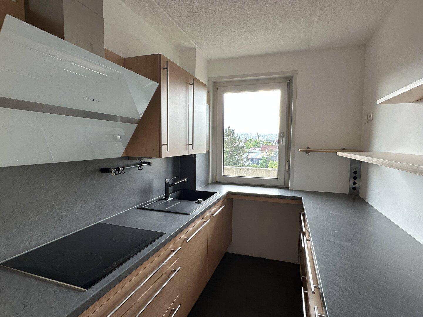 Moderne Küche mit Fenster