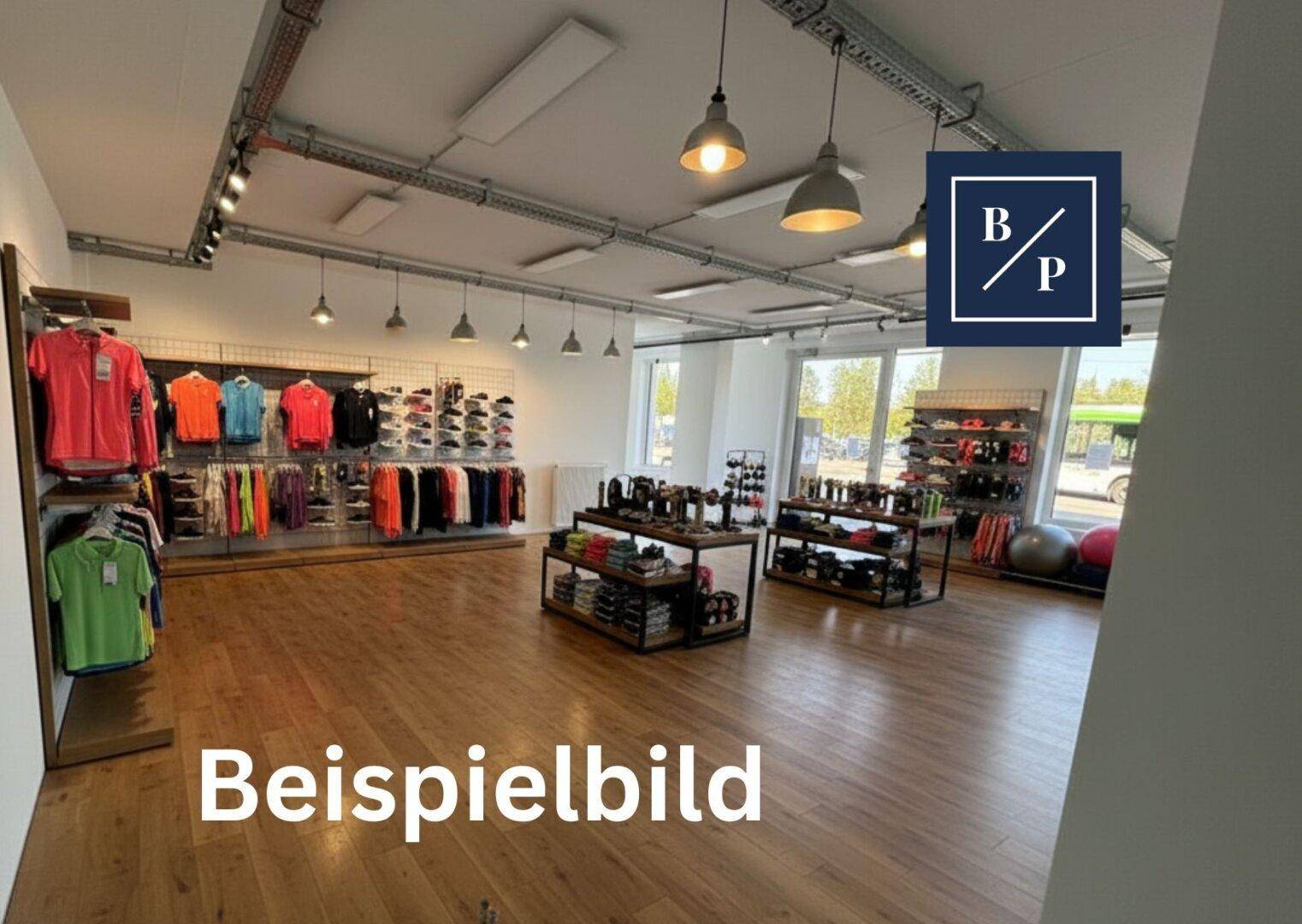 Geräumiger Verkaufsraum mit Holzboden, Regalen für Kleidung und Schuhe sowie einem "Beispielbild"-Wasserzeichen.