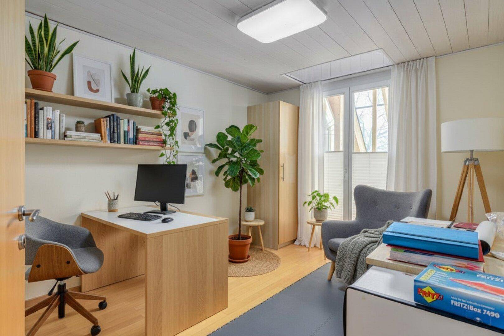 Gemütliches Arbeitszimmer mit Holzschreibtisch, Bücherregal und viel Tageslicht.