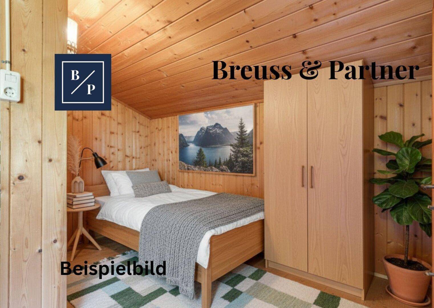 Helles Schlafzimmer im Dachgeschoss mit Holztäfelung, Einzelbett und Kleiderschrank.