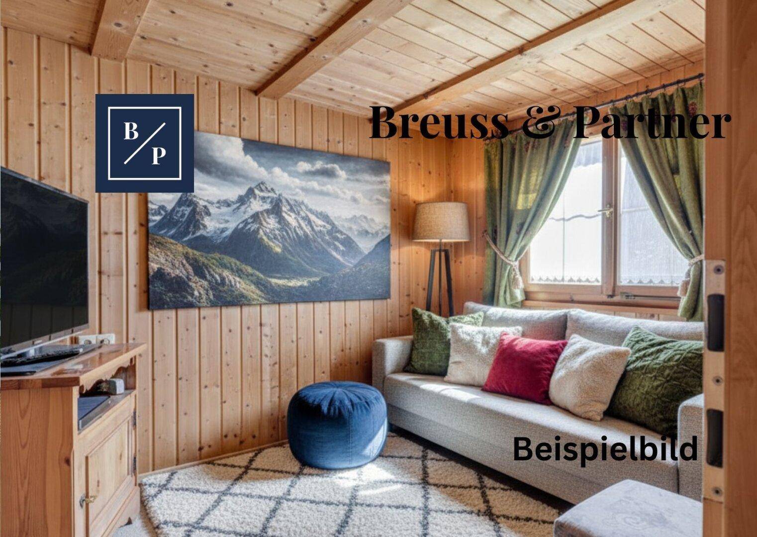 Rustikales Wohnzimmer mit Holztäfelung, Sofa, Fernseher und Bergbild an der Wand.