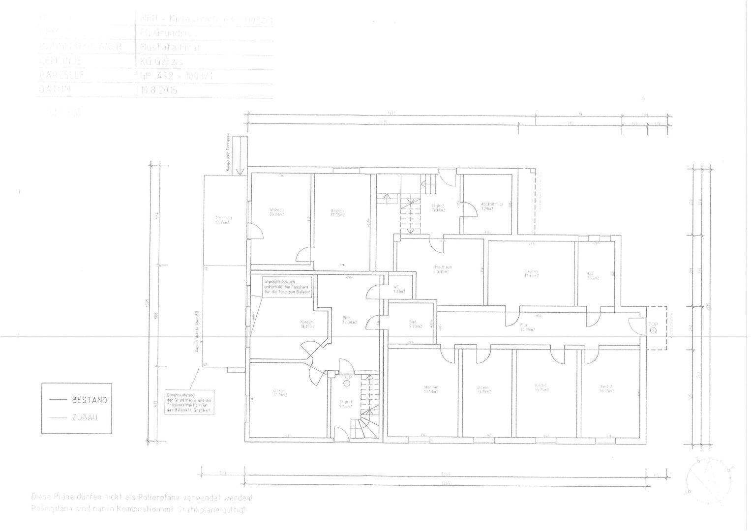 Grundrissplan des Erdgeschosses mit Raumaufteilung und Treppenhaus.