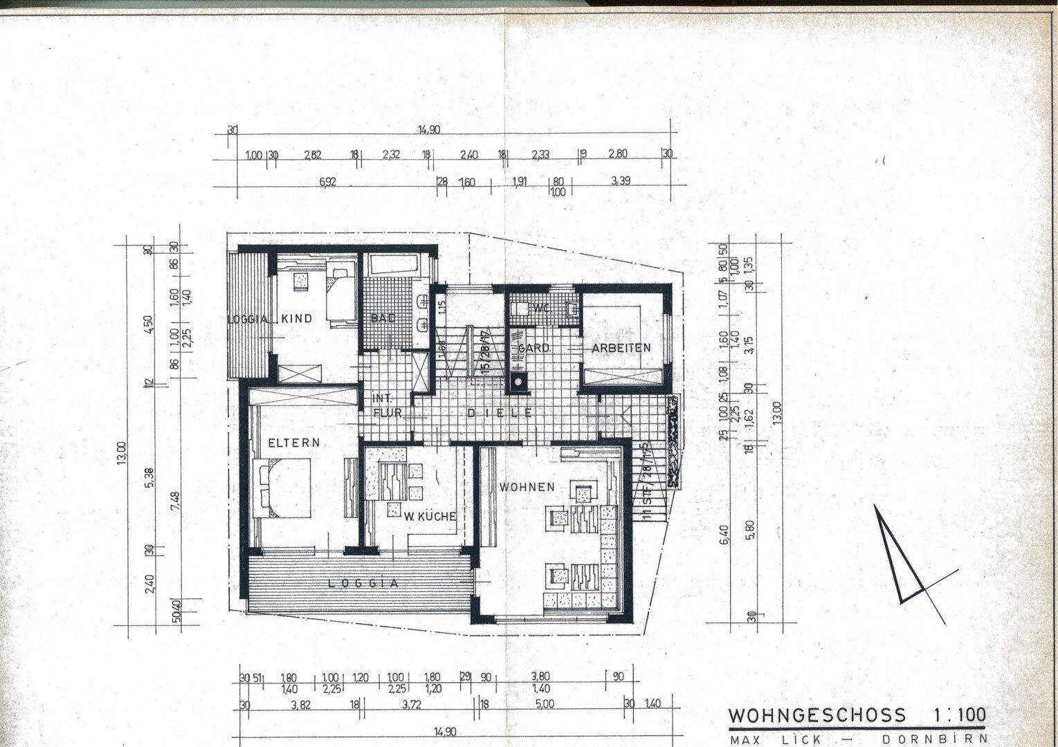 Grundriss des Wohngeschosses mit Wohnzimmer, Küche, Schlafzimmern und Loggia.