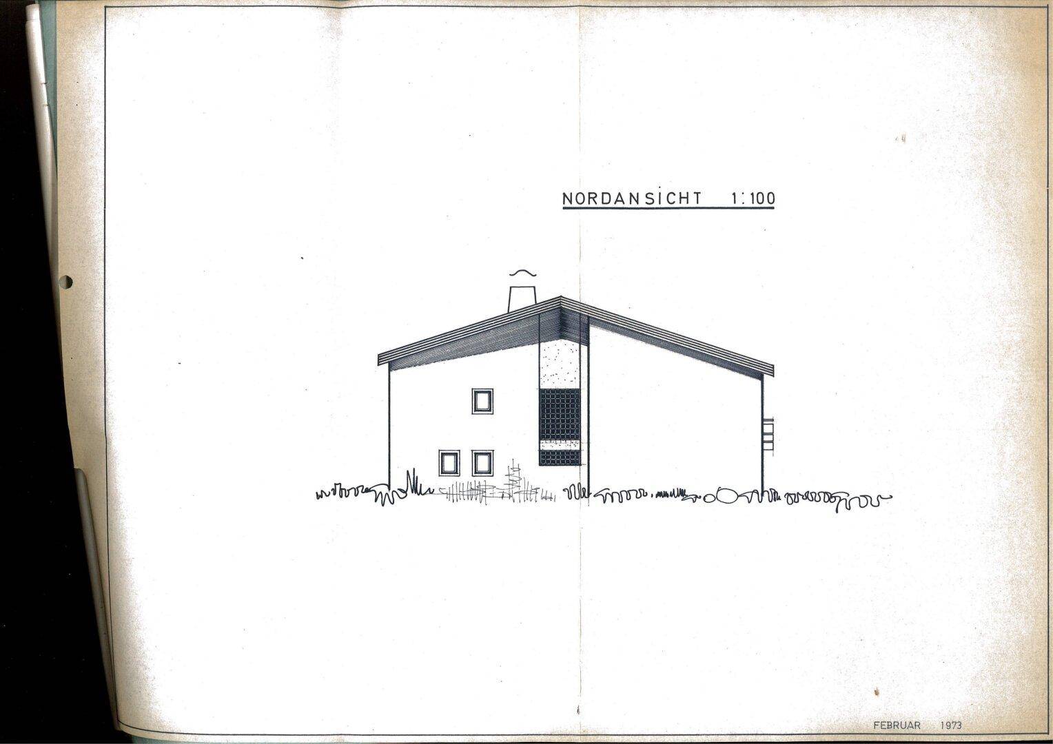 Nordansicht des Hauses mit schlichtem Design und Fensteranordnung.