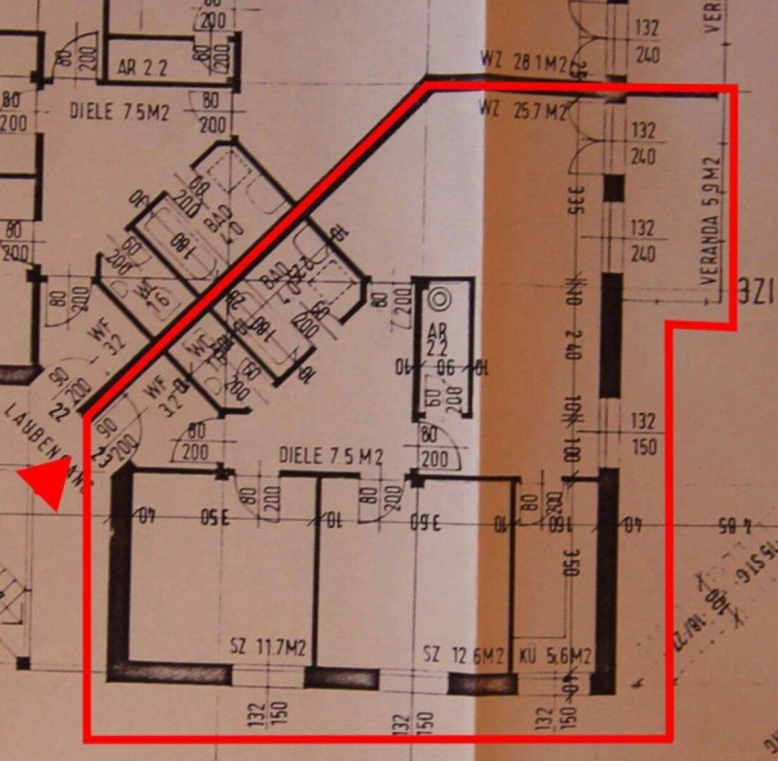 Detaillierter Grundriss mit Raumaufteilung und Veranda.