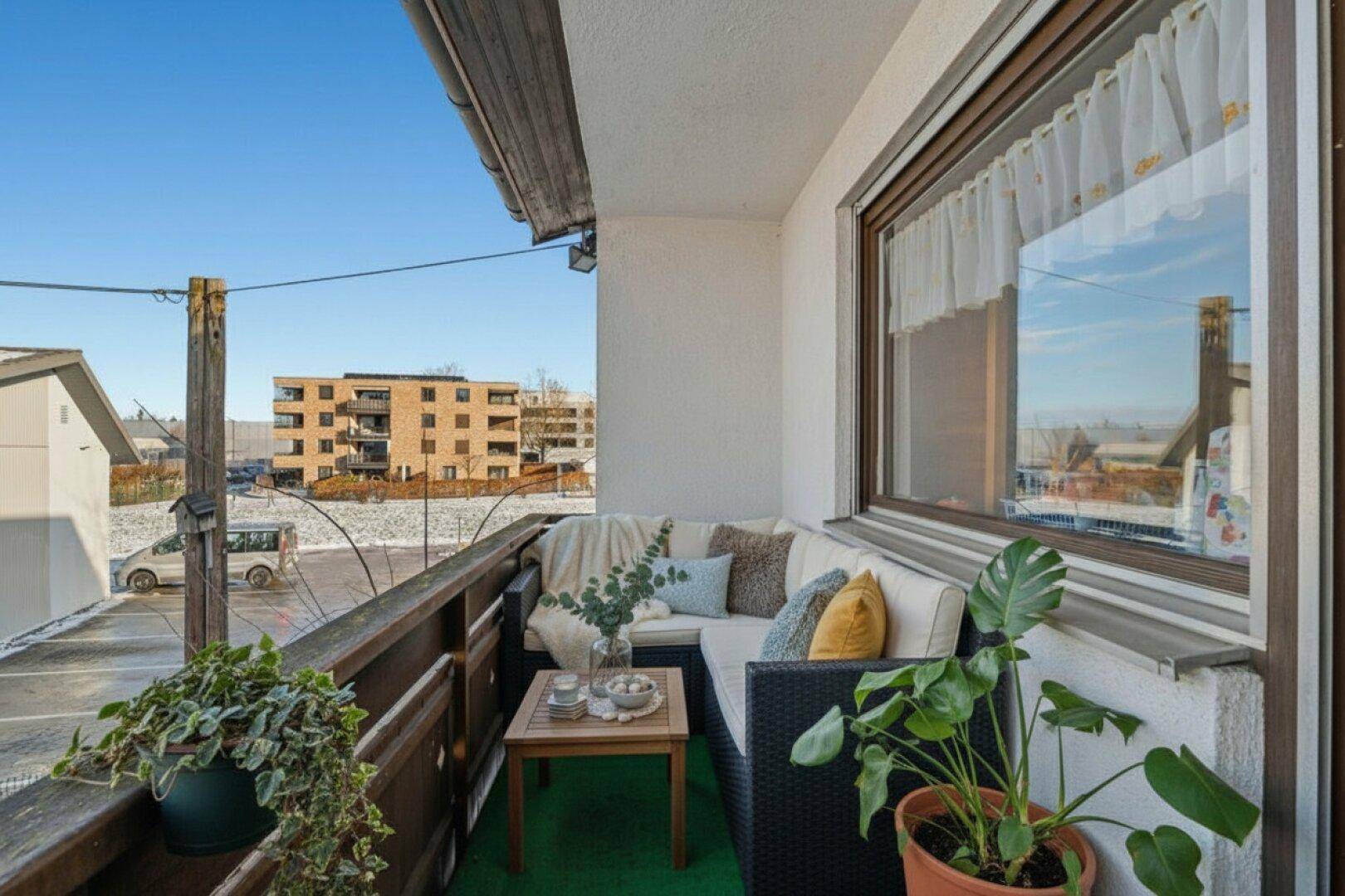 Gemütlicher Balkon mit Sitzgelegenheiten und Blick auf die Umgebung.