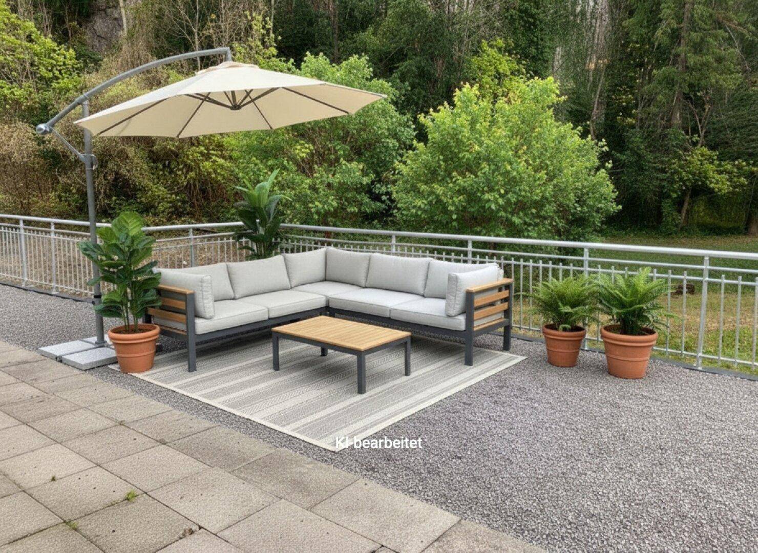Gemütliche Terrasse mit moderner Lounge-Sitzgruppe, Sonnenschirm und Pflanzen, umgeben von Grün.