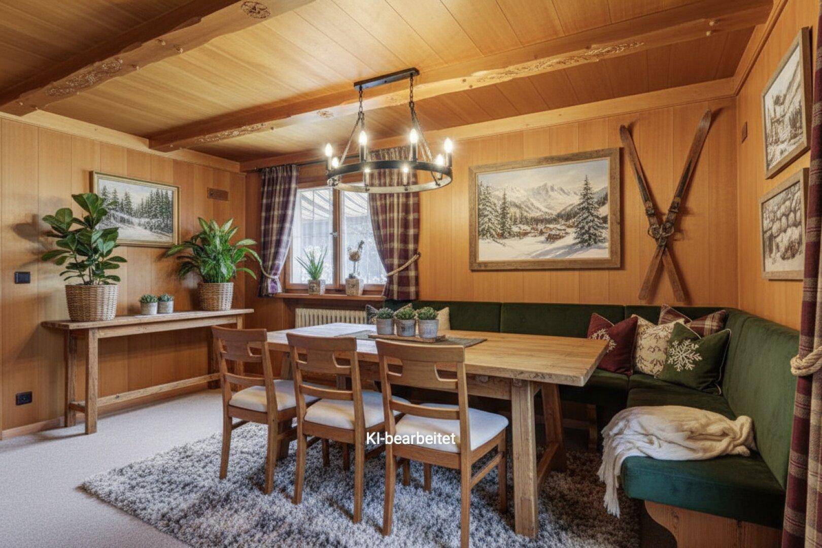 Gemütlicher Essbereich im alpinen Stil mit Holztäfelung, Holzbalkendecke und rustikalem Esstisch.