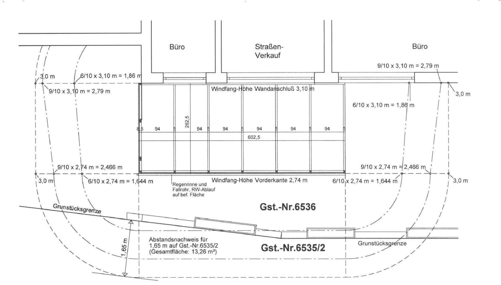 Architektonische Zeichnung der Fassade mit detaillierten Abmessungen und einer Rampe für den Zugang.
