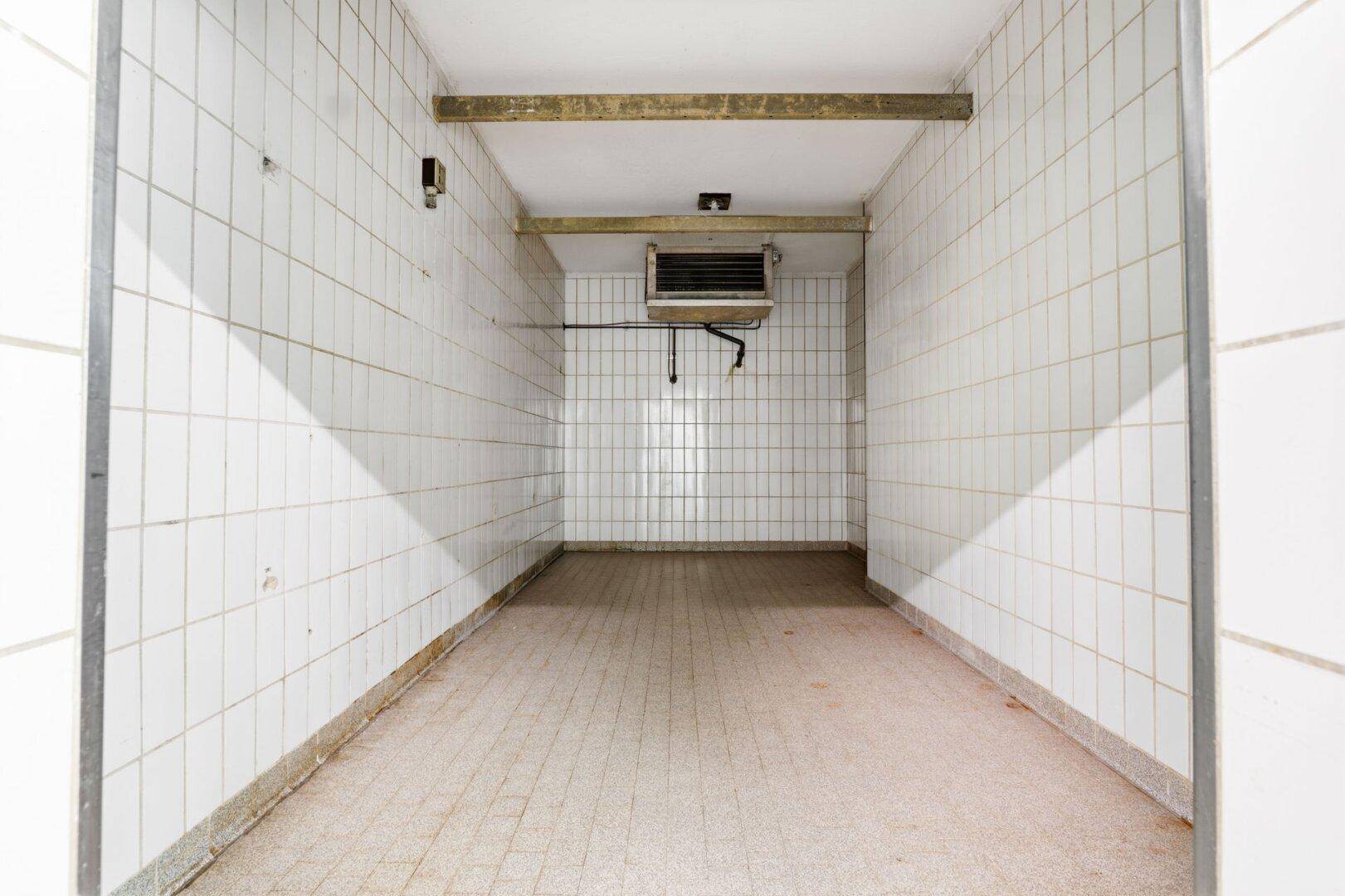 Kühlraum mit gefliesten Wänden und Deckenkühlung, bereit zur Nutzung.