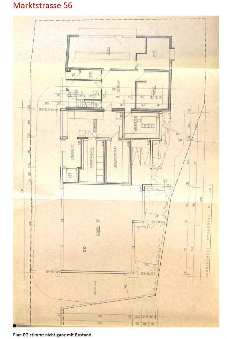 Grundriss des Erdgeschosses mit detaillierter Raumaufteilung und Funktionsbereichen.