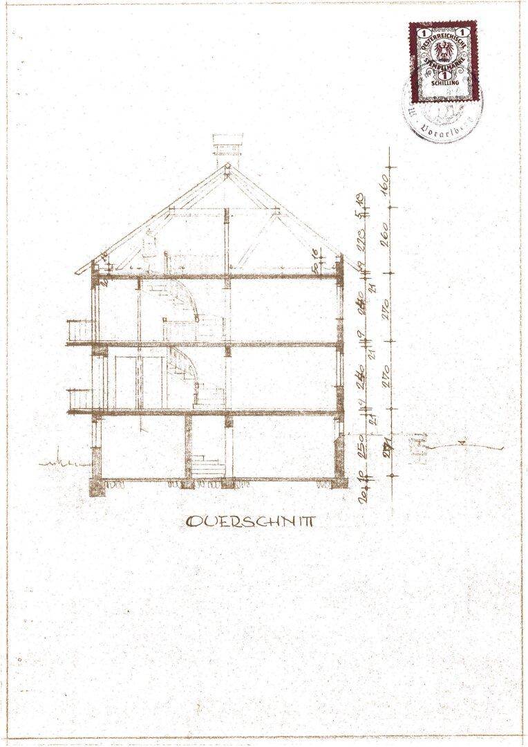 Architektonischer Querschnitt des Gebäudes, der die verschiedenen Stockwerke und die Dachkonstruktion zeigt.
