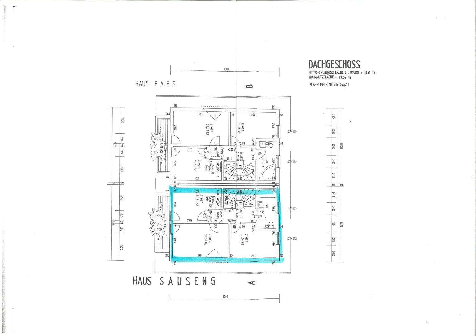 Grundriss des Dachgeschosses mit Schlafzimmern, Bädern und Dachschrägen.