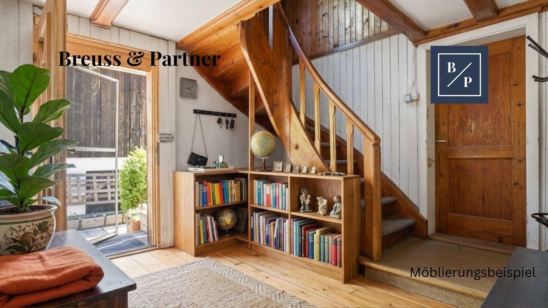 Gemütlicher Eingangsbereich mit Holztreppe, sichtbaren Deckenbalken und einem Bücherregal.