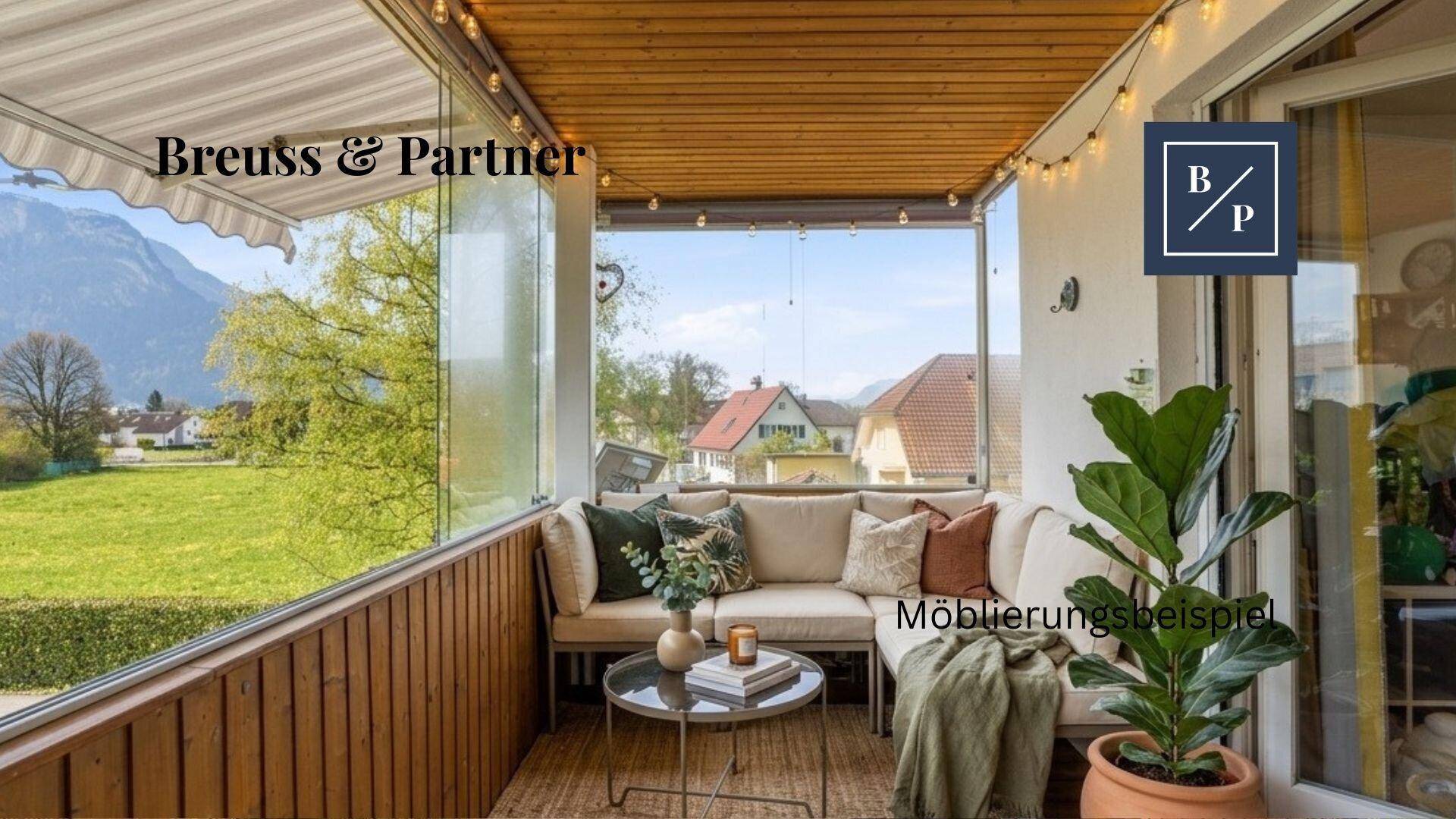 Möblierungsbeispiel: Gemütliche Loggia mit Glasfront, Holzdecke und weitem Blick auf Berge und grüne Landschaft.