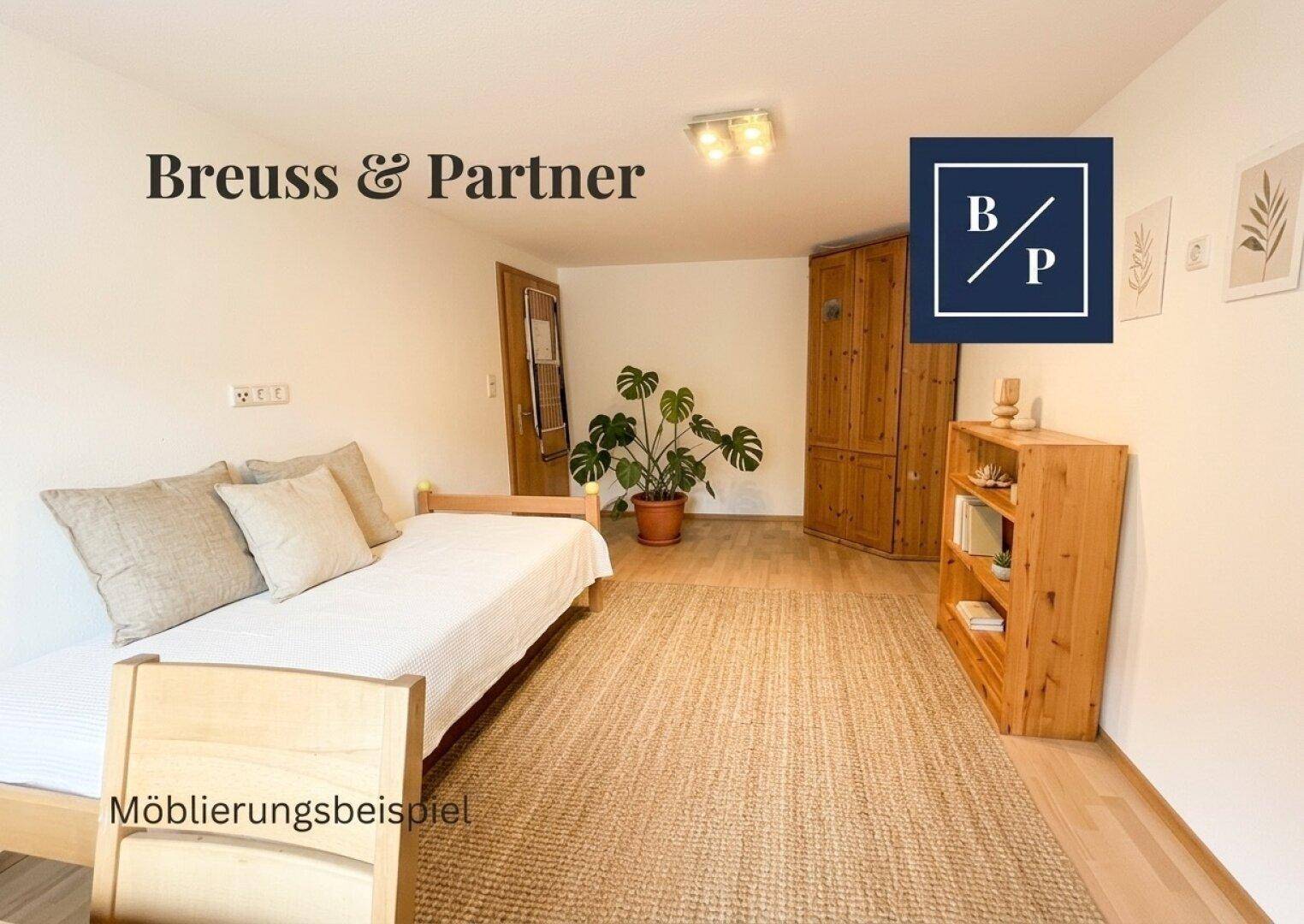 Helles Schlafzimmer mit Einzelbett, Holzmöbeln und Teppichboden, einladend gestaltet.