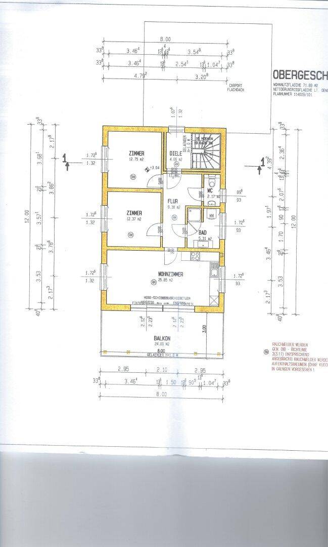 Grundriss des Obergeschosses mit Wohnzimmer, Zimmern, Bad und Balkonzugang.