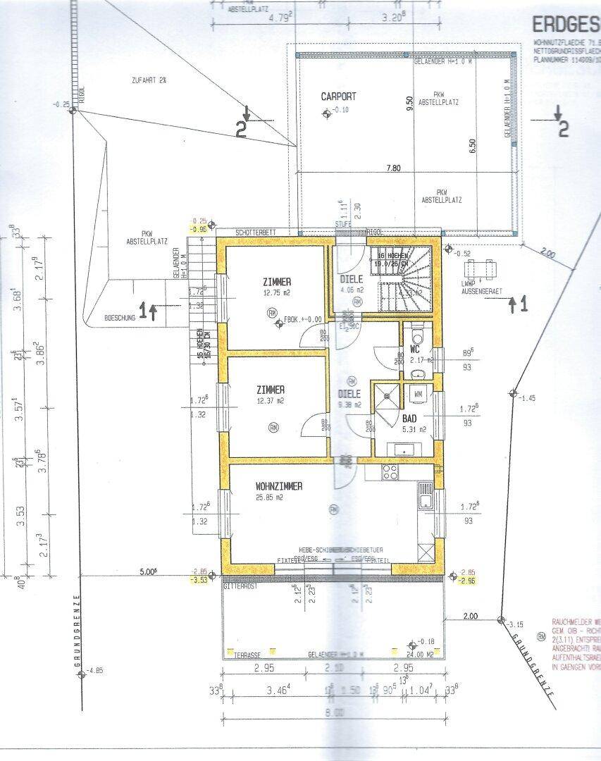 Grundriss des Erdgeschosses mit Wohnzimmer, Zimmern, Bad und Zugang zur Terrasse.