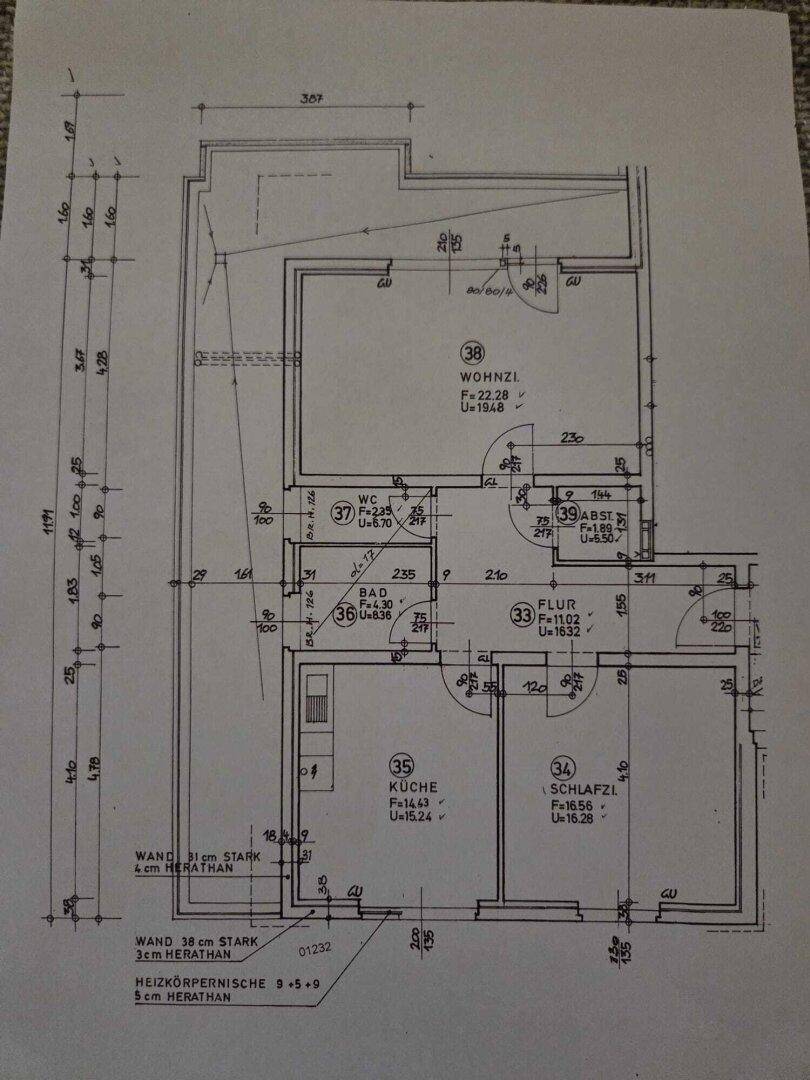 Detaillierter Grundriss der Wohnung mit verschiedenen Räumen und Maßangaben.