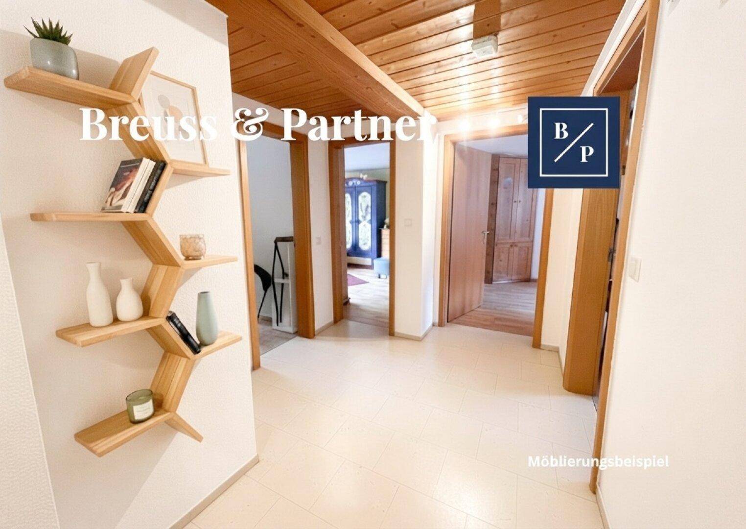 Heller Flur mit Holzbalkendecke und dekorativem Regal, der zu weiteren Räumen führt.
