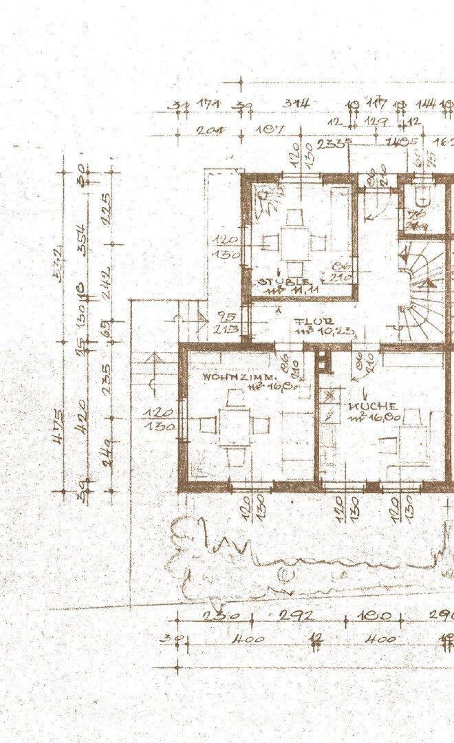 Grundriss des Erdgeschosses mit Wohnzimmer, Küche, Flur und Zugang zum Gartenbereich.