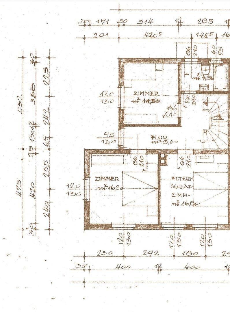 Grundriss des Obergeschosses mit mehreren Schlafzimmern, einem Hauptschlafzimmer und Flur.