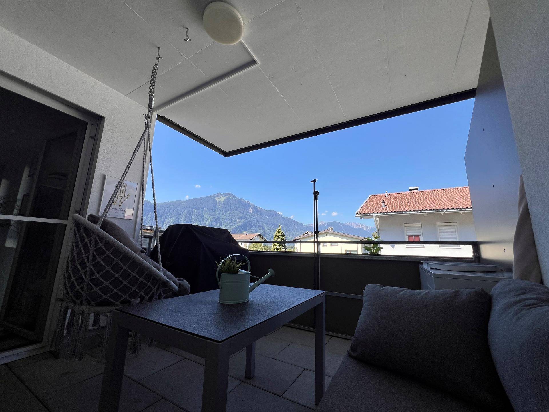 Gemütlicher Balkon mit Sitzgelegenheiten und einem atemberaubenden Bergblick.