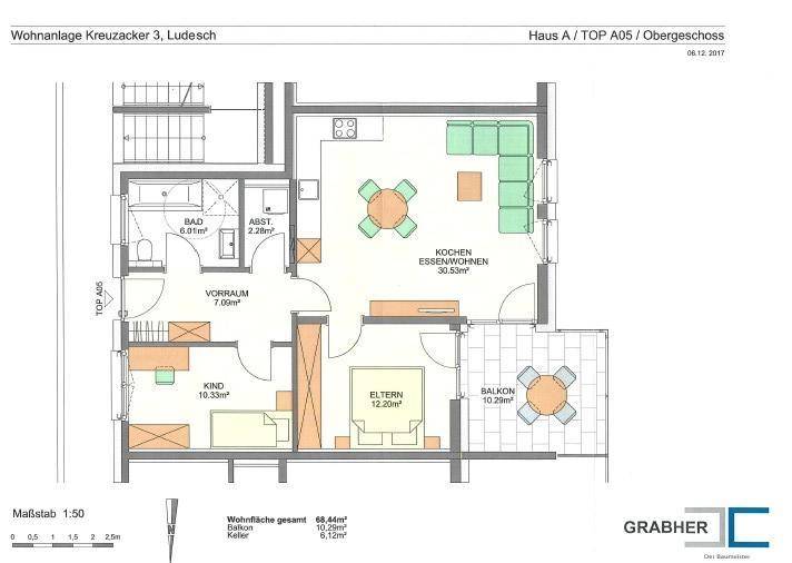Detaillierter Grundriss einer Wohnung mit drei Schlafzimmern und Balkon.