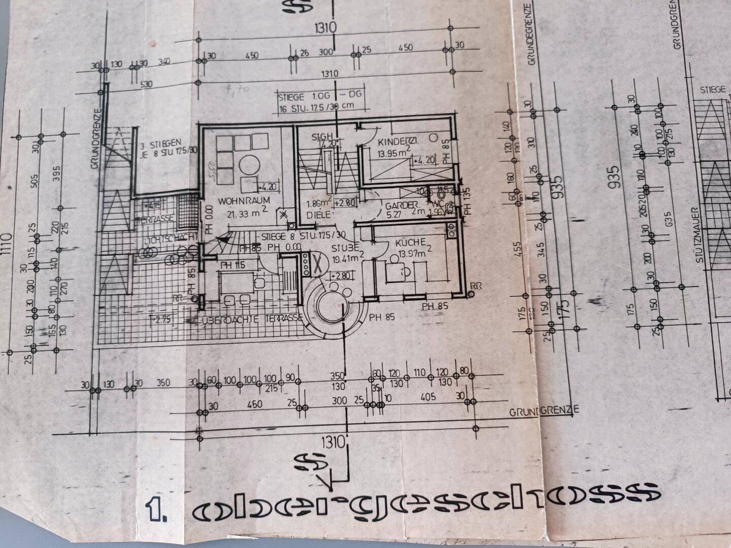 Grundriss des Obergeschosses mit Wohnzimmer, Küche und großer Terrasse.