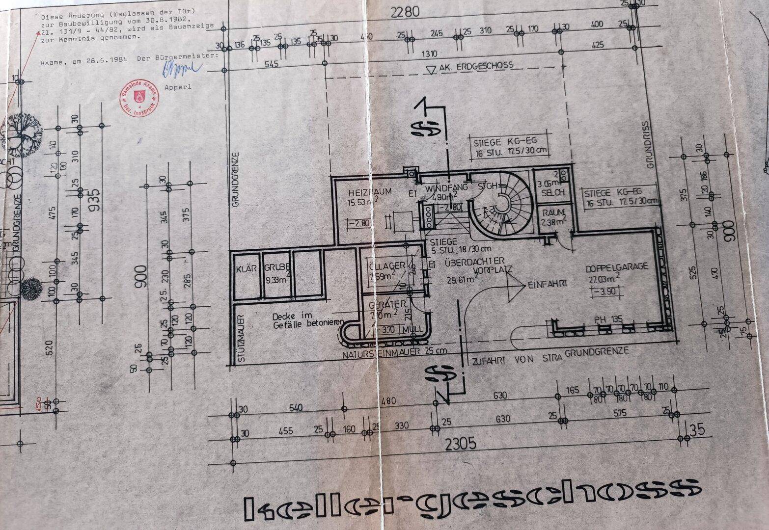 Grundriss des Kellergeschosses mit Heizraum, Lagerflächen und Doppelgarage.