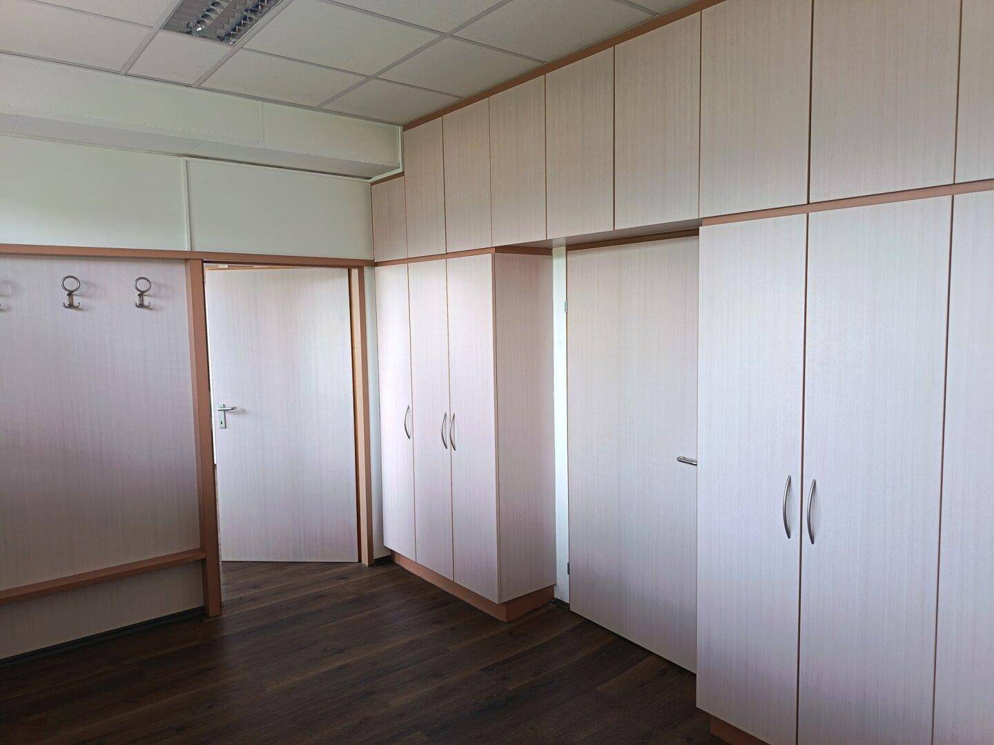 Ideal für Anleger und Firmen!! Es gibt ein Gewerbeobjekt mit 5 Garconnieren und einer 2 Zimmerwohnung in Innsbruck zu erwerben. – pohled 4
