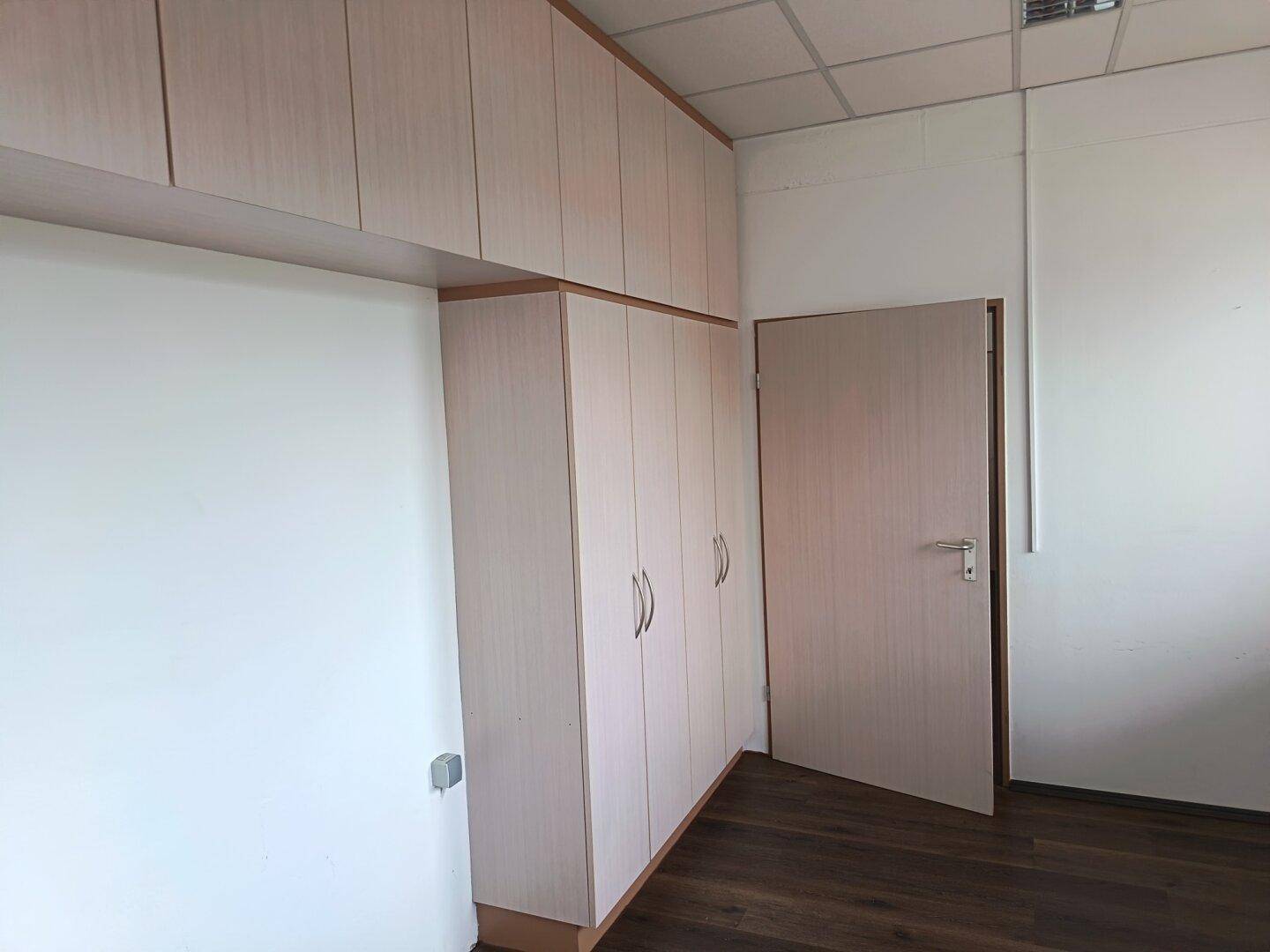 Ideal für Anleger und Firmen!! Es gibt ein Gewerbeobjekt mit 5 Garconnieren und einer 2 Zimmerwohnung in Innsbruck zu erwerben. – pohled 6